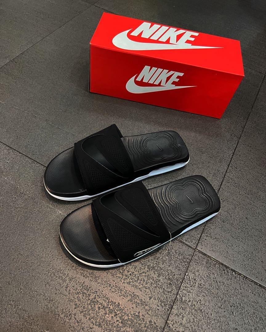 Meerdere paren Nike Cirro Slide FD4116-004 in display – zwart met zilveren details, stacked presentatie met Air Max look