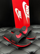 In-hand shot van Air Max Cirro Slide FD4116-002 – lichtgewicht EVA body, comfortabele pasvorm en zichtbare Air Max unit in de hak