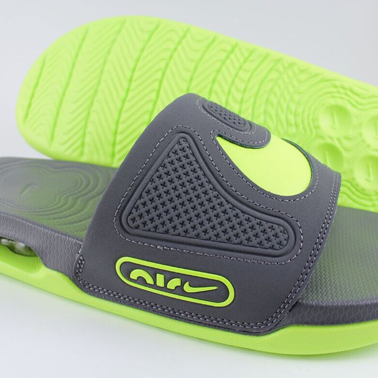 Uit de doos: Air Max Cirro Slide Dark Grey Volt FD4116-001 – zachte foam zool, Air Max demping en sportief design in grijs met volt