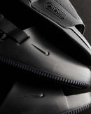 Uit de doos: Air Max Cirro Slide Triple Black FD4116-003 – all black foam constructie, Air-unit in hiel en ingetogen branding