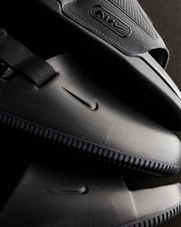 Uit de doos: Air Max Cirro Slide Triple Black FD4116-003 – all black foam constructie, Air-unit in hiel en ingetogen branding