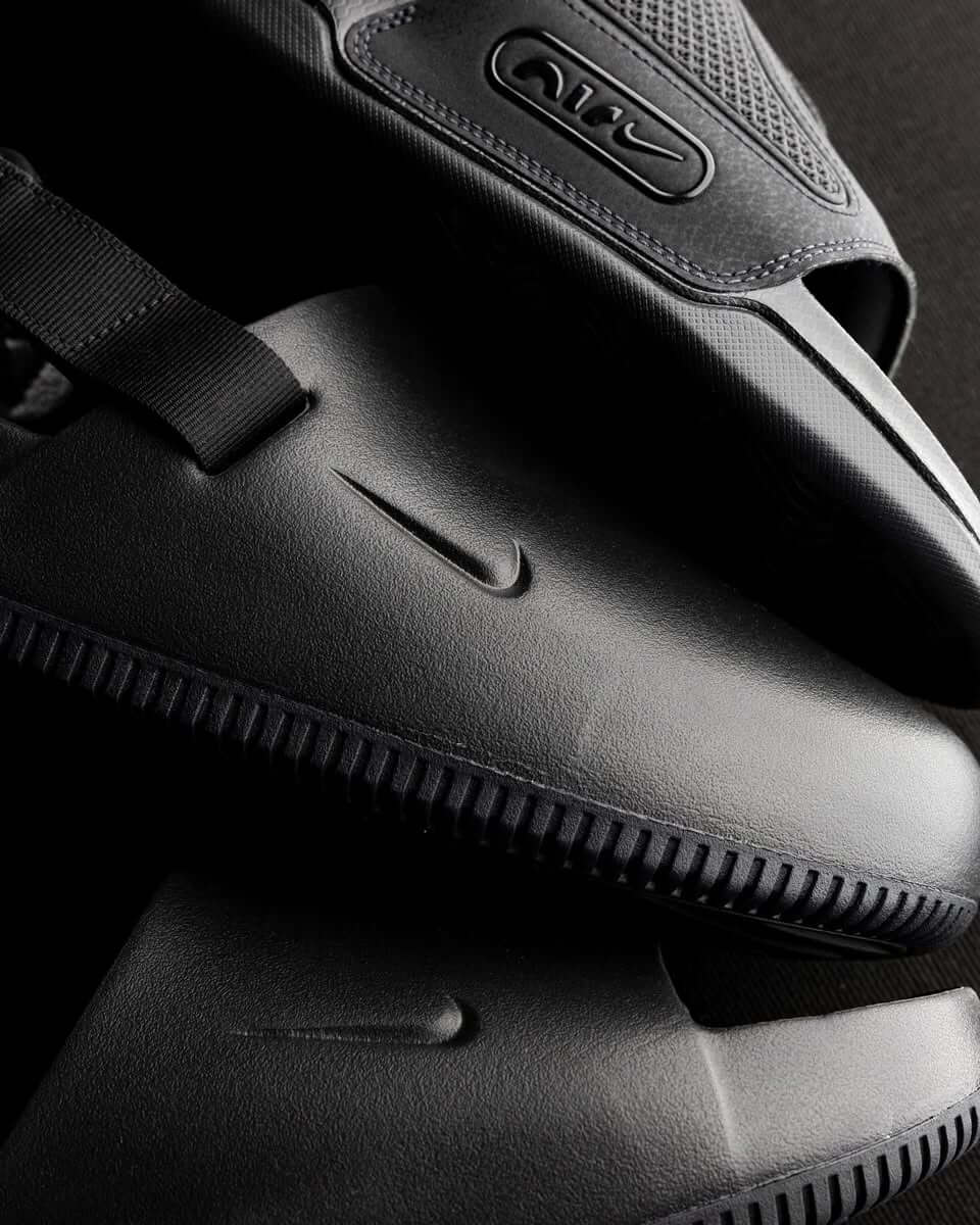 Uit de doos: Air Max Cirro Slide Triple Black FD4116-003 – all black foam constructie, Air-unit in hiel en ingetogen branding