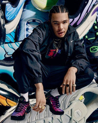 Nike Air Max Plus 25th Anniversary FV0393-001 in paar gefotografeerd met zilveren glans, subtiele Air-unit details en heritage uitstraling, een eerbetoon aan 25 jaar Tuned Air design bij Snrkickz.