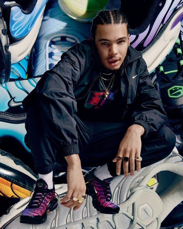 Nike Air Max Plus 25th Anniversary FV0393-001 in paar gefotografeerd met zilveren glans, subtiele Air-unit details en heritage uitstraling, een eerbetoon aan 25 jaar Tuned Air design bij Snrkickz.