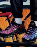 Close-up van de Nike Air Max Plus 25th Anniversary FV0393-001 met reflecterende overlays, metallic mesh textuur en zilveren Swoosh, premium jubileumuitvoering van Snrkickz.