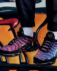 Close-up van de Nike Air Max Plus 25th Anniversary FV0393-001 met reflecterende overlays, metallic mesh textuur en zilveren Swoosh, premium jubileumuitvoering van Snrkickz.