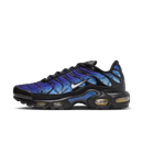 Nike Air Max Plus 25th Anniversary FV0393-001 met zilverkleurige gradient upper, reflecterende details en zwarte accenten, jubileumeditie van de iconische Tuned Air serie, exclusief gefotografeerd door Snrkickz.