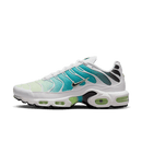 : Nike Air Max Plus Dusty Cactus Barely Volt DZ3670-102 met turquoise en mintgroene gradient, witte zool en neon accenten, frisse zomerse uitvoering van de Tuned Air gefotografeerd door Snrkickz.