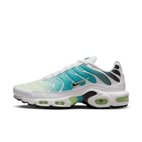: Nike Air Max Plus Dusty Cactus Barely Volt DZ3670-102 met turquoise en mintgroene gradient, witte zool en neon accenten, frisse zomerse uitvoering van de Tuned Air gefotografeerd door Snrkickz.