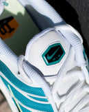 Nike Air Max Plus Dusty Cactus Barely Volt DZ3670-102 gefotografeerd buiten op stenen ondergrond, blauwe en groene tinten komen tot leven in natuurlijk licht, exclusief bij Snrkickz.