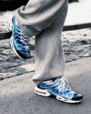 Nike Air Max Plus Light Photography Old Royal DZ3531-400 gedragen bij waterkant, blauwe tinten lichten op in daglicht, vastgelegd in stijlvolle streetwear context door Snrkickz.