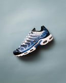 Nike Air Max Plus Light Photography Old Royal DZ3531-400 gefotografeerd in studio met zwevend effect, helderblauwe gradient en metallic details zorgen voor een moderne visuele uitstraling, vastgelegd door Snrkickz.