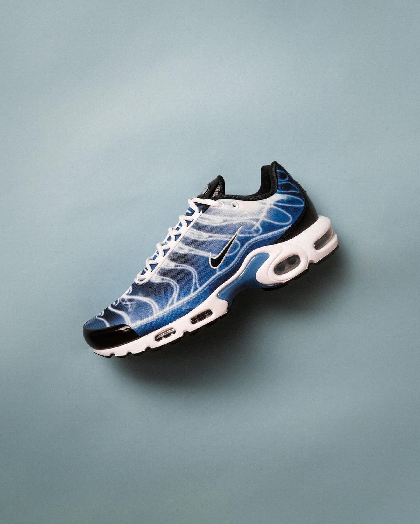 Nike Air Max Plus Light Photography Old Royal DZ3531-400 gefotografeerd in studio met zwevend effect, helderblauwe gradient en metallic details zorgen voor een moderne visuele uitstraling, vastgelegd door Snrkickz.