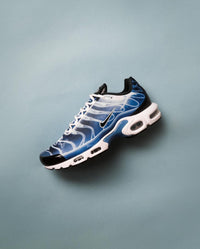 Nike Air Max Plus Light Photography Old Royal DZ3531-400 gefotografeerd in studio met zwevend effect, helderblauwe gradient en metallic details zorgen voor een moderne visuele uitstraling, vastgelegd door Snrkickz.
