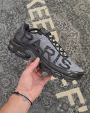 Nike Air Max Plus PSG Paris Saint-Germain Black IB2253-001 gedragen met donkere denim in een urban setting, Franse kleurenaccenten verwijzen naar de Parijse clubstijl, vastgelegd door Snrkickz.