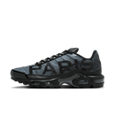 Nike Air Max Plus PSG Black Particle Grey – vooraanzicht met mesh upper en grijze TPU-detaill