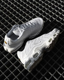 Bovenaanzicht van de Nike Air Max Plus Sail Pure Platinum Silver FN7813-001 met witte zool en metallic mesh structuur, moderne opname op zwarte achtergrond, gefotografeerd door Snrkickz.