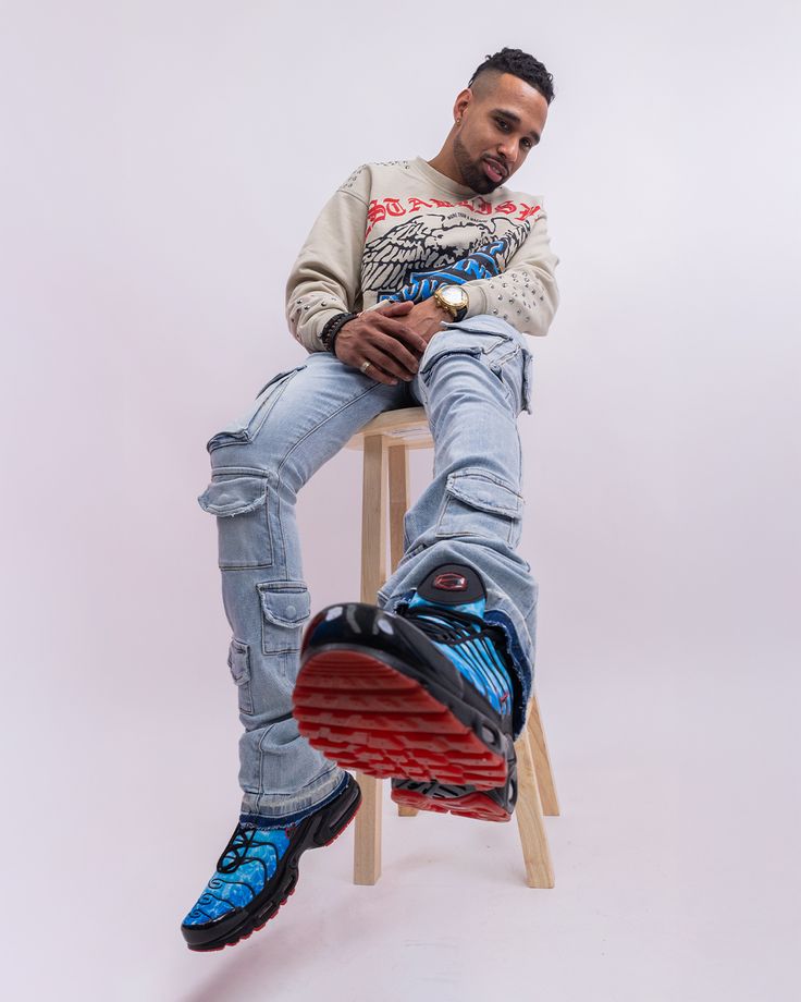 Nike Air Max Plus Shark Attack HQ3824-001 gedragen met denim en puffer jack, blauwe accenten contrasteren met donkere tinten, iconische Tuned Air stijl vastgelegd in urban omgeving door Snrkickz.