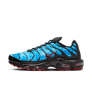 Nike Air Max Plus Shark Attack HQ3824-001 met zwart-blauwe gradient upper, metallic Swoosh en reflecterende details, geïnspireerd op de beweging van haaien in de oceaan, gefotografeerd door Snrkickz.