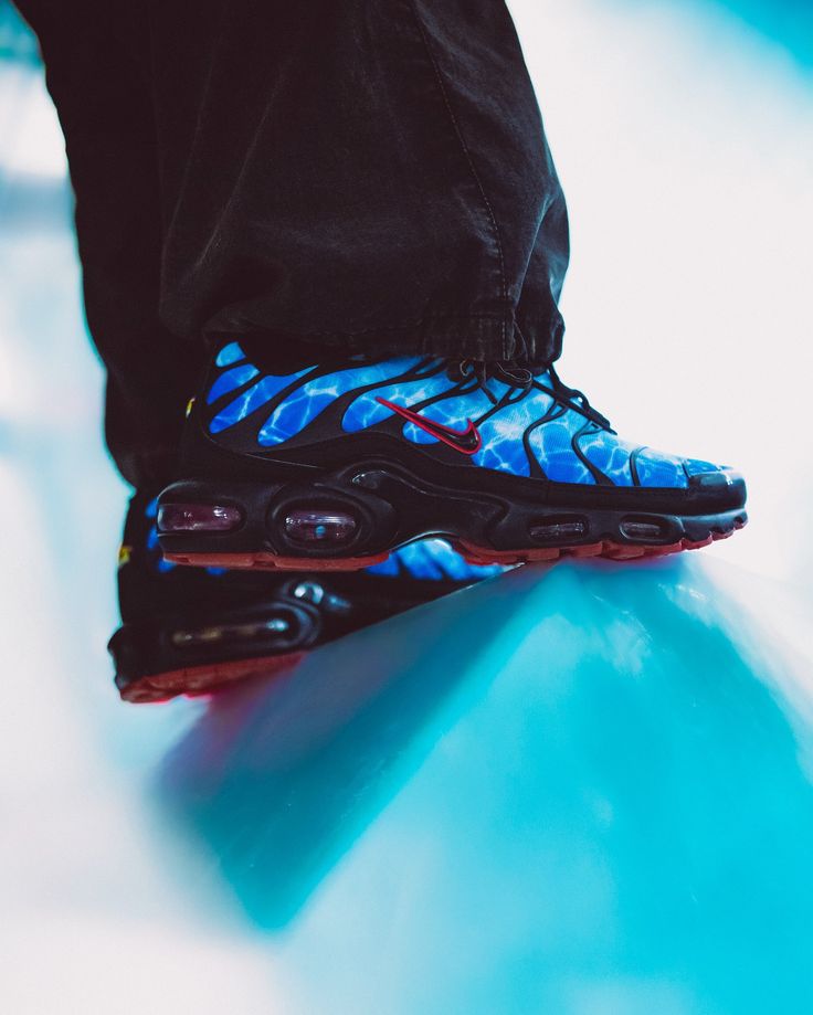 Nike Air Max Plus Shark Attack HQ3824-001 in paar gefotografeerd onder natuurlijk licht, donkerblauwe kleurtonen en reflecterende Tuned Air-units tonen het haaien-inspiratie design van Snrkickz.