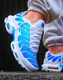 Nike Air Max Plus Sky Blue 852630-411 gedragen met grijze joggers, opvallende blauwe kleurcontrasten en witte zool zorgen voor een frisse streetwear look, gefotografeerd door Snrkickz.