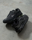 Bovenaanzicht van de sneakers met zichtbaar Swoosh-logo, metallic contouren en diepe dempingstructuur, gefotografeerd in studioverlichting