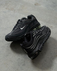 Bovenaanzicht van de sneakers met zichtbaar Swoosh-logo, metallic contouren en diepe dempingstructuur, gefotografeerd in studioverlichting