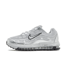 Zijaanzicht van de Nike Air Max TL 2.5 in Metallic Silver met reflecterende overlays, zwarte zool en zichtbare Air unit tegen witte achtergrond