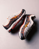 ike Air Max TL 2.5 Phantom Total Orange FZ4110-001 vanuit schuin perspectief, witte mesh upper met oranje en grijze accenten, clean studio-opname van Snrkickz.