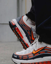 Nike Air Max TL 2.5 Phantom Total Orange FZ4110-001 gedragen op straat, futuristisch design met Dark Smoke Grey details en transparante Air unit, verkrijgbaar bij Snrkickz.