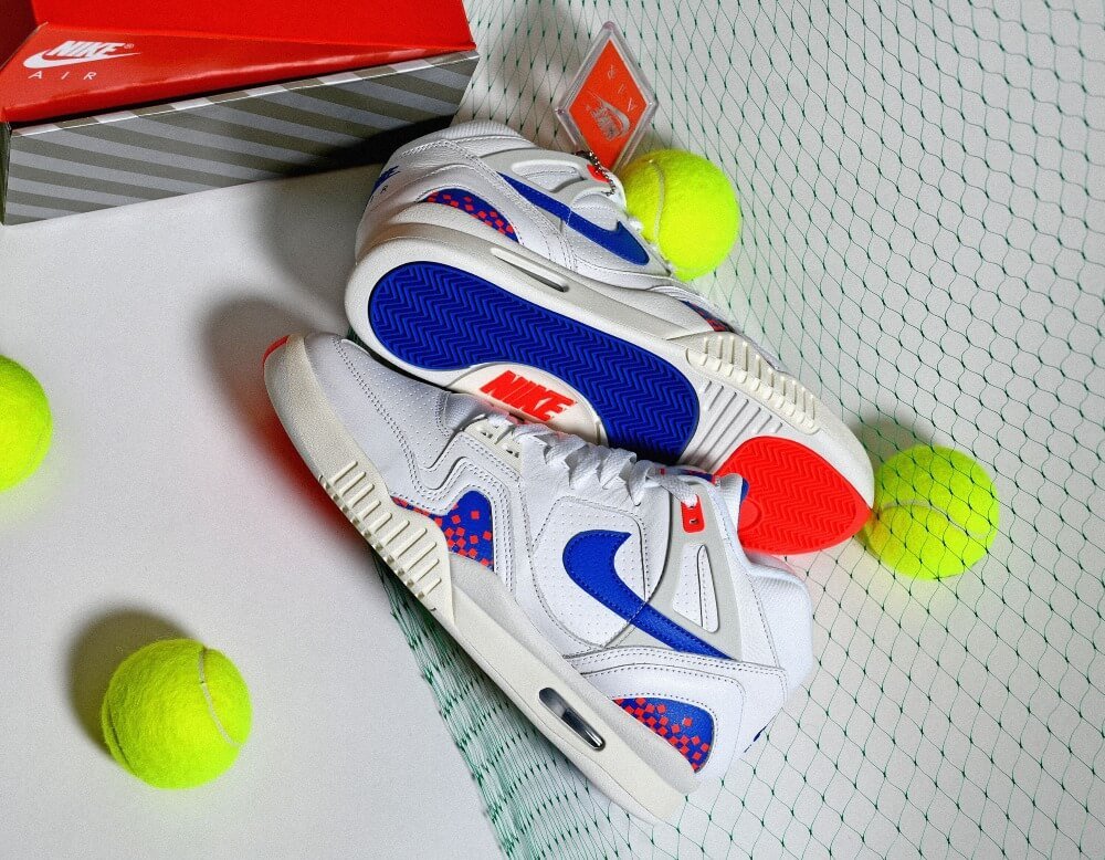 Nike Air Tech Challenge II Pixel Court 2025 on-feet gecombineerd met witte tennis shorts voor een vintage sportieve look

