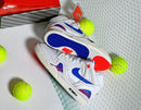 Nike Air Tech Challenge II Pixel Court 2025 on-feet gecombineerd met witte tennis shorts voor een vintage sportieve look

