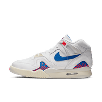 Nike Air Tech Challenge II Pixel Court 2025 zijaanzicht met wit leren bovenwerk, pixel graphics en kleurrijke retro-accenten

