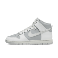 Zijaanzicht van de Nike Dunk High Grey DJ6189-100 met witte leren basis, lichtgrijze overlays en klassieke high-top Dunk stijl