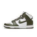 Zijaanzicht van de Nike Dunk High Retro Cargo Khaki DD1399-107 met witte leren basis en olijfgroene overlays in klassieke high-top stijl