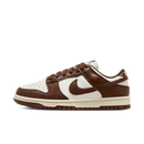 Zijaanzicht van de Nike Dunk Low Cacao Wow DD1503-124 met witte leren basis en bruine overlays in klassieke Dunk stijl