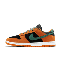 Zijaanzicht van de Nike Dunk Low Ceramic met zwarte basis, oranje suède overlays en groene accenten in retro Dunk stijl