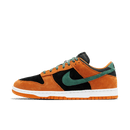 Zijaanzicht van de Nike Dunk Low Ceramic met zwarte basis, oranje suède overlays en groene accenten in retro Dunk stijl