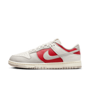Zijaanzicht van de Nike Dunk Low Ivory Ultraman HJ9093-030 met witte leren basis en rode overlays geïnspireerd op de Ultraman colorway