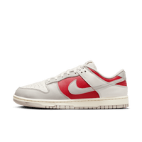 Zijaanzicht van de Nike Dunk Low Ivory Ultraman HJ9093-030 met witte leren basis en rode overlays geïnspireerd op de Ultraman colorway