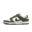 Zijaanzicht van de Nike Dunk Low Medium Olive DD1503-120 met witte leren basis en olijfgroene overlays in retro basketbalstijl