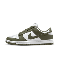 Zijaanzicht van de Nike Dunk Low Medium Olive DD1503-120 met witte leren basis en olijfgroene overlays in retro basketbalstijl