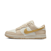 Zijaanzicht van de Nike Dunk Low WMNS Metallic Gold DX5930-001 met witte leren basis en glanzende gouden overlays