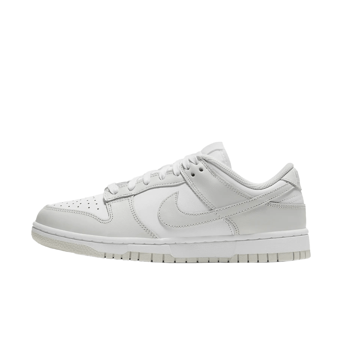 Zijaanzicht van de Nike Dunk Low WMNS Photon Dust DD1503-103 met witte leren basis en grijze overlays in strakke Dunk stijl