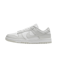 Zijaanzicht van de Nike Dunk Low WMNS Photon Dust DD1503-103 met witte leren basis en grijze overlays in strakke Dunk stijl