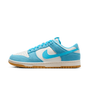 Zijaanzicht van de Nike Dunk Low SE Baltic Blue HQ1519-031 met suède upper in blauwgroene tinten en contrasterende swoosh