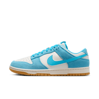 Zijaanzicht van de Nike Dunk Low SE Baltic Blue HQ1519-031 met suède upper in blauwgroene tinten en contrasterende swoosh