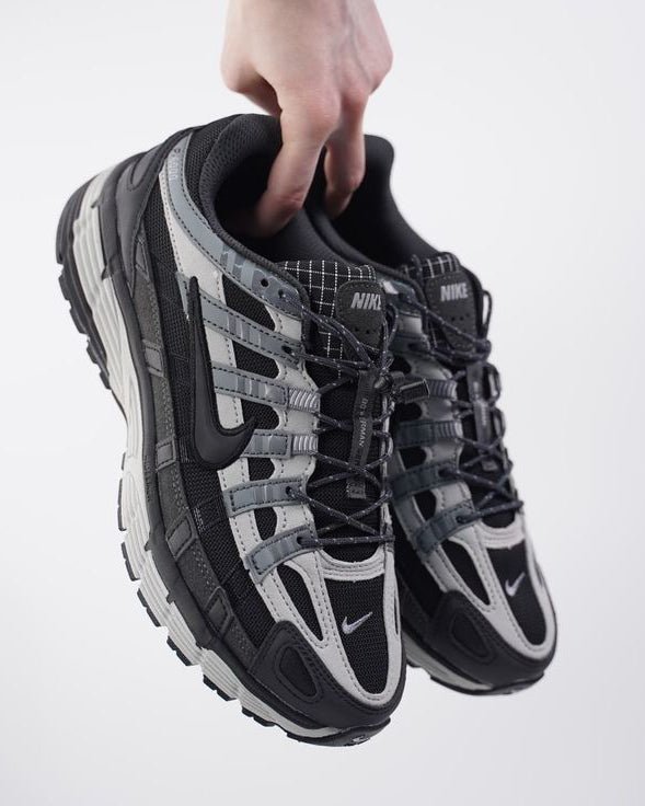 lose-up van de Nike P-6000 Premium Black HQ3818-001 met suède textuur, gestikte panelen en ton-sur-ton branding, hoogwaardige afwerking gefotografeerd door Snrkickz.
