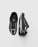 Nike P-6000 Premium Black HQ3818-001 gedragen met donkere denim in stedelijke omgeving, premium materialen en subtiele glans benadrukken het moderne design, vastgelegd door Snrkickz.