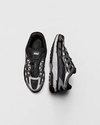 Nike P-6000 Premium Black HQ3818-001 gedragen met donkere denim in stedelijke omgeving, premium materialen en subtiele glans benadrukken het moderne design, vastgelegd door Snrkickz.